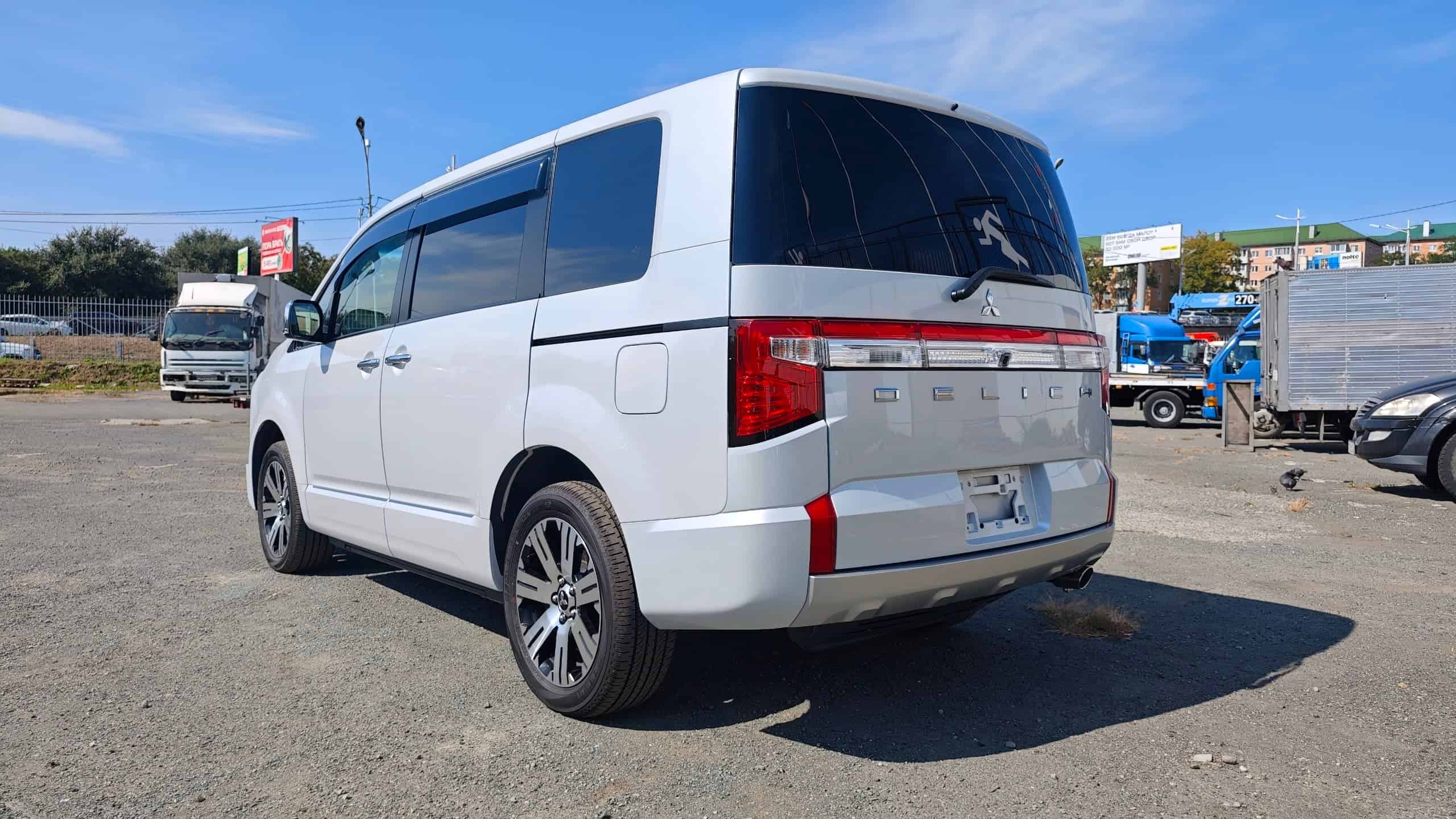 Mitsubishi Delica D:5 — сзади